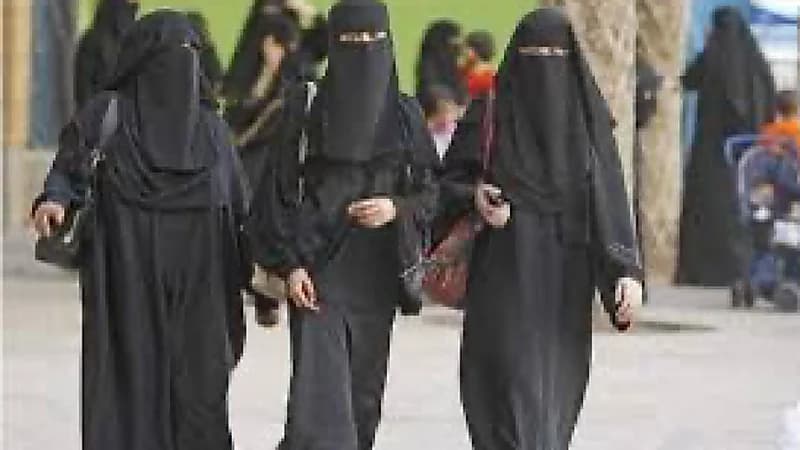 رئيس قرغيزستان يحظر ارتداء النقاب في الأماكن العامة