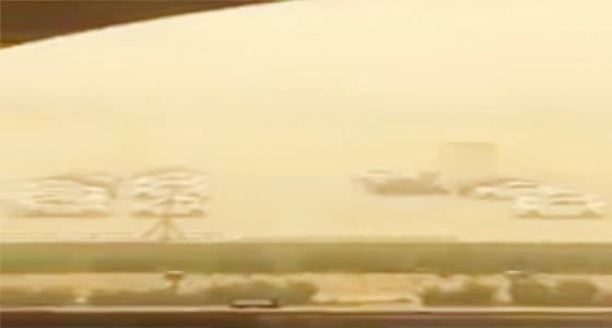 بالفيديو.. غبار الرياض يحجب الرؤية عن مطار الملك خالد