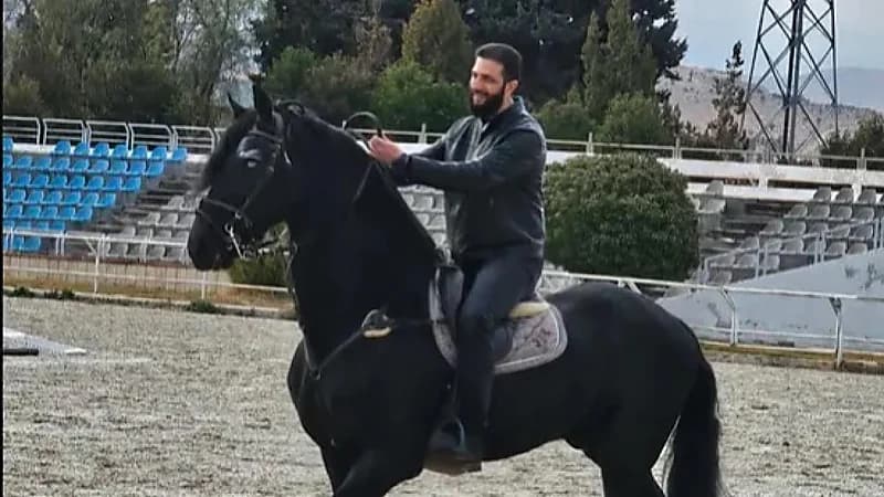 الرئيس السوري يمتطي حصان أسود بجينز وسترة جلد.. فيديو