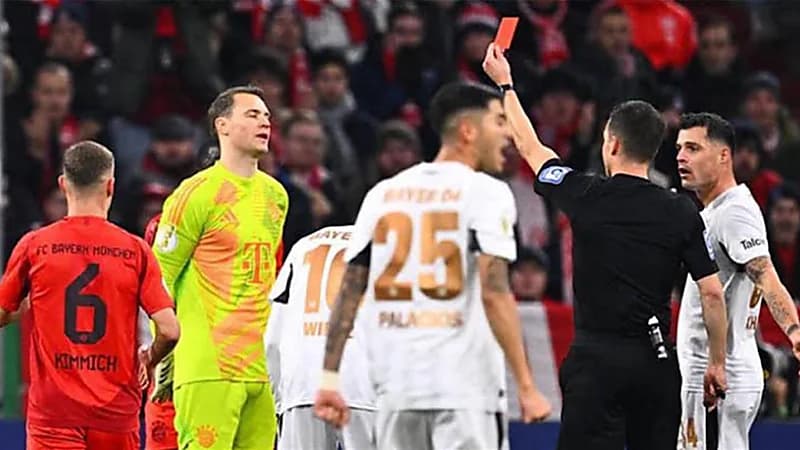 طرد مانويل نوير لأول مرة في مسيرته