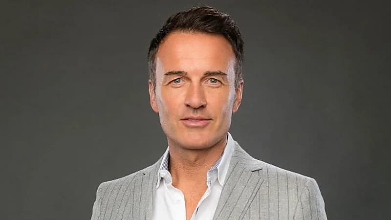 السرطان يُنهي حياة نجم التلفزيون الأمريكي جوليان مكماهون عن 56 عامًا