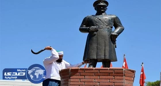 بالفيديو.. الشرطة التركية تعتقل مواطنا هاجم تمثال أتاتورك