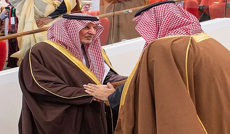 شاهد.. تقبيل ولي العهد لجبين أمير مكة أثناء وصوله ميدان الملك عبدالعزيز للفروسية