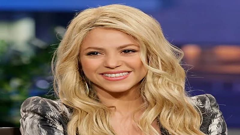 شاهد.. لحظة هجوم خنزيرين بريين على شاكيرا أثناء نزهة مع ابنها