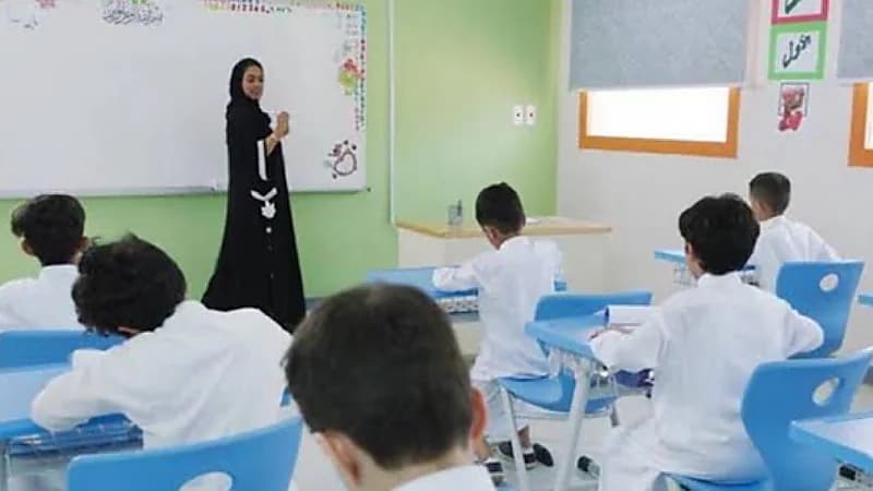 بسرعة بديهة .. معلمة تنقذ حياة طالب ابتلع عملات معدنية في الأفلاج