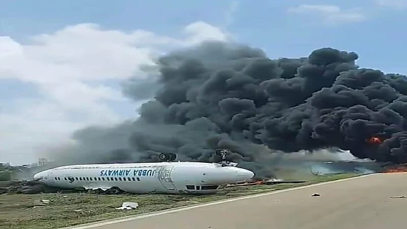 شاهد..لحظة تحطم طائرة في مطار مقديشو