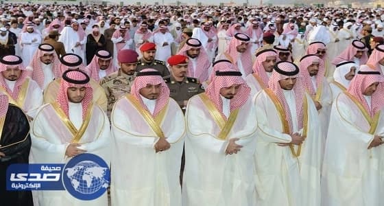 أمير عسير ونائبه يتقدمان جموع المصلين لصلاة عيد الفطر