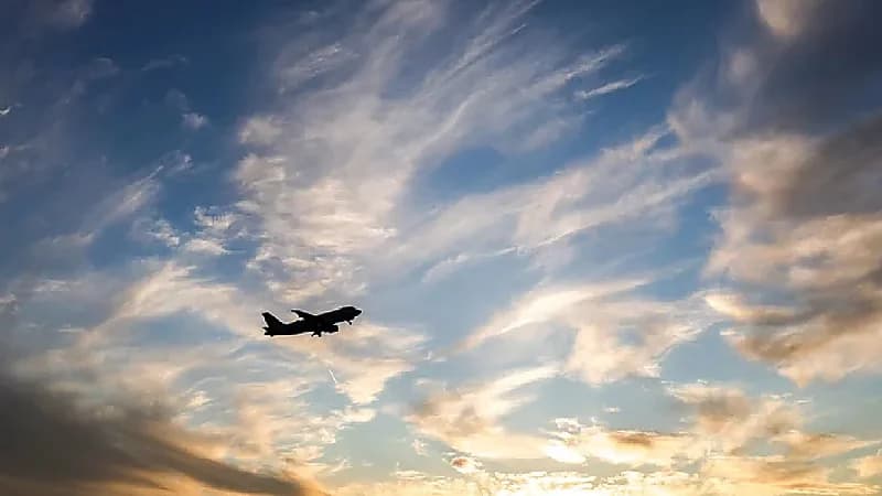 نجاة طائرة تونسية من تصادم وشيك بطائرة أخرى .. فيديو