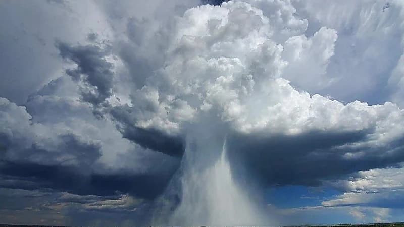 الحصيني: الرياح الهابطة قوية وخطرة على حياة الإنسان.. فيديو