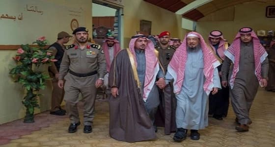 بالصور.. أمير القصيم يزور المستودع الخيري ببريدة