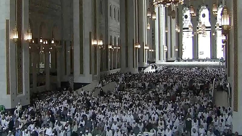 خطيب المسجد الحرام: تجنبوا التبذير والإسراف في رحلاتكم السياحية (فيديو)