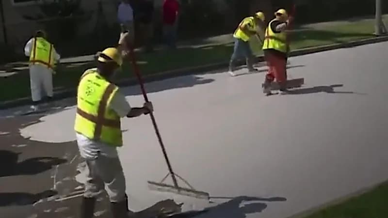 شاهد.. طلاء الشوارع باللون الأبيض لخفض درجات الحرارة المرتفعة