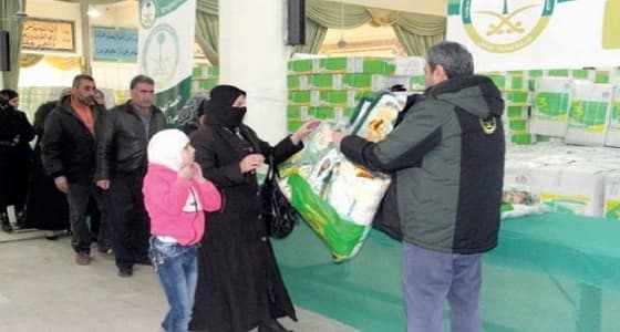 فريق مركز الملك سلمان للإغاثة يتفقد تصنيع الكسوة الشتوية للاجئين السوريين