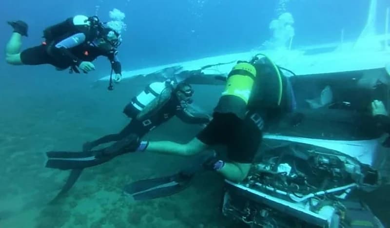 العثور على طائرة بعد سقوطها في البحر