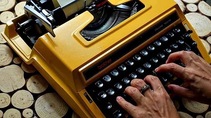 بالصور.. قصة مواطنة تمتلك آلة كاتبة عربية عمرها 41 عامًا