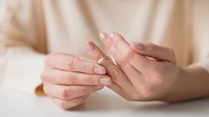 فتاة تنفصل عن خطيبها بعدما فضحته كاميرات المراقبة في عملها