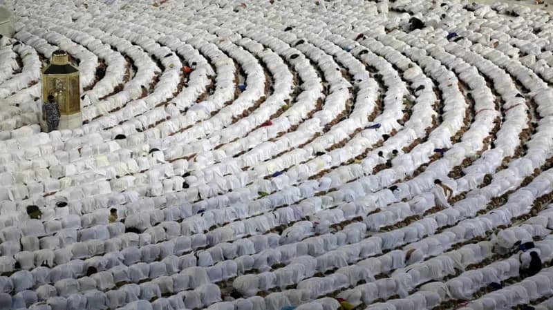 حقيقة فيديو آلالاف المحتشدين خلال صلاة التراويح بالحرم المكي