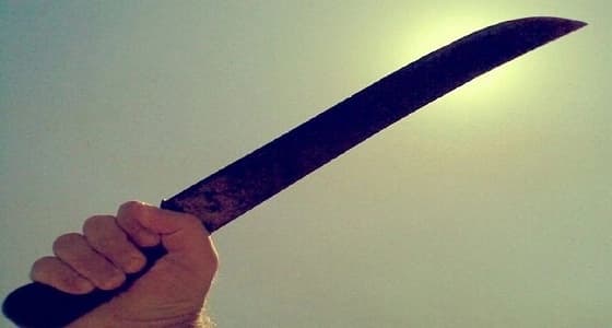 رجل يعتدى على أسرته بالساطور.. والدوريات الأمنية تنقذهم في الوقت المناسب