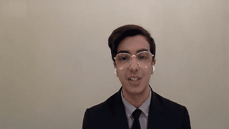 شاهد.. قصة مواطن عمل في تنظيف غرف الفنادق حتى وصل إلى مساعد مدير