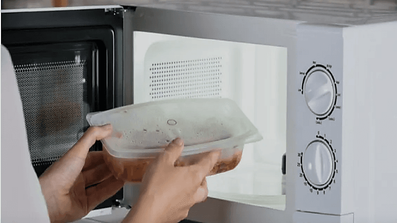مختص يحذر من استخدام البلاستيك في المايكرويف "فيديو"