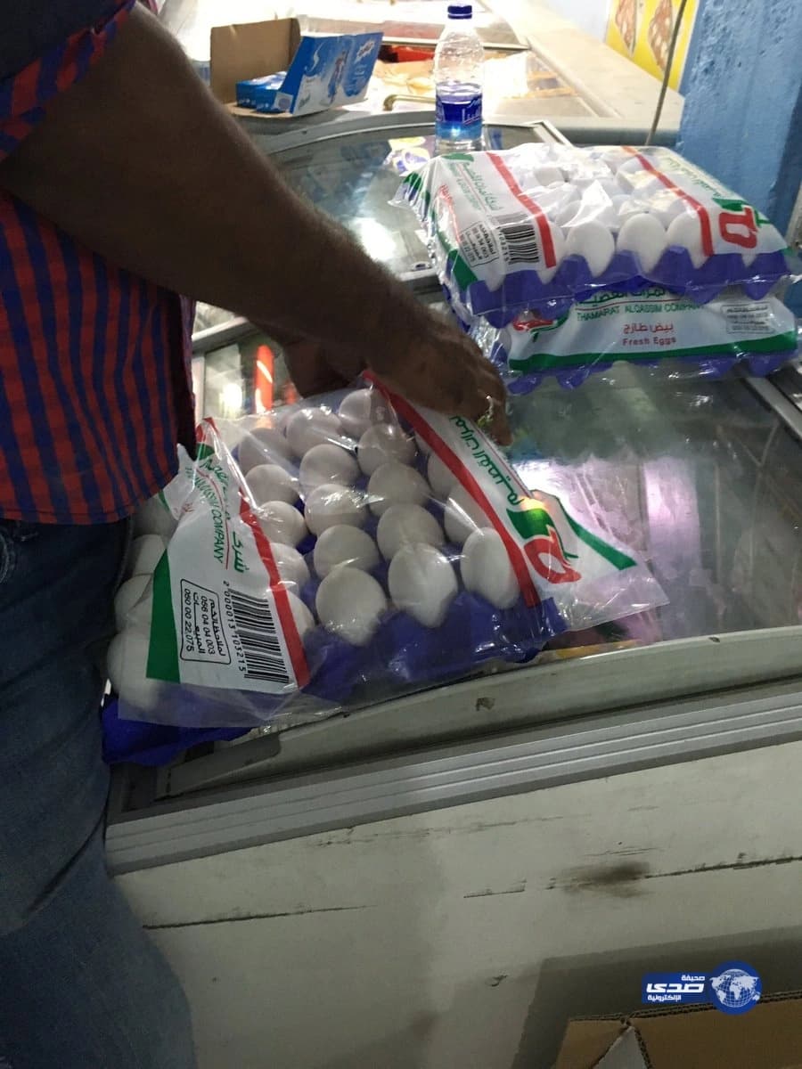 بالصور...ضبط عامل بقالة بالخرج يغشُّ في تغليف البيض