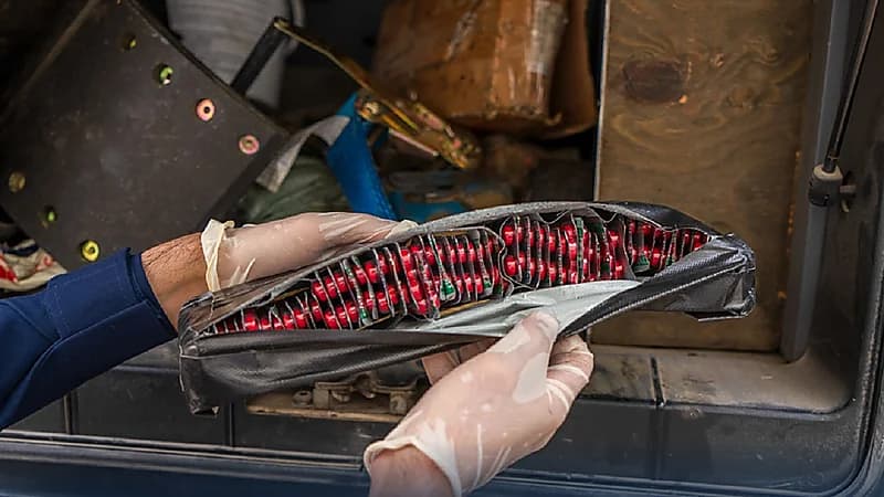 "الجمارك" تُحبط محاولتي تهريب 27 كيلو جرام من الشبو و17 ألف حبة محظورة