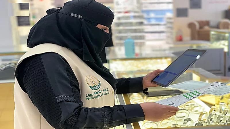 إغلاق وإنذار 7 منشآت مخالفة للتدابير الصحية في تبوك