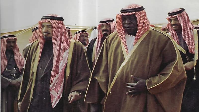 صورة نادرة تجمع الملك خالد بالرئيس الأوغندي بالزي السعودي قبل 41 سنة