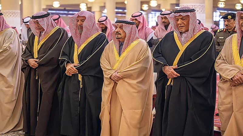 أمير الرياض يؤدي صلاة الميت على الأميرة وطفاء بنت محمد آل عبدالرحمن آل سعود.. صور