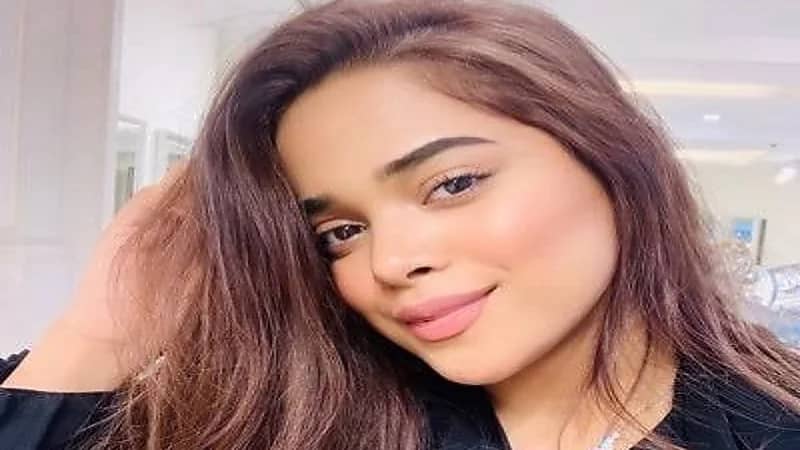 والدة مشاعل الشحي تخطف الأنظار بعد ظهورها برفقتها: مثل أختك (صورة)