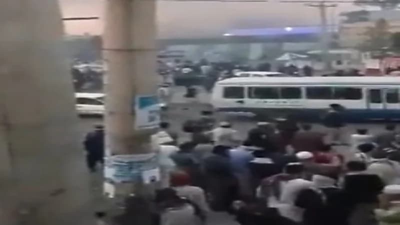 شاهد.. اندلاع حريق في مطار كابول بعد تبادل لإطلاق النار بين مسلحين والقوات الأمريكية