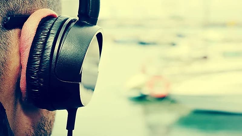 بالفيديو..استشاري: السماعات التجارية خطر على الأذن