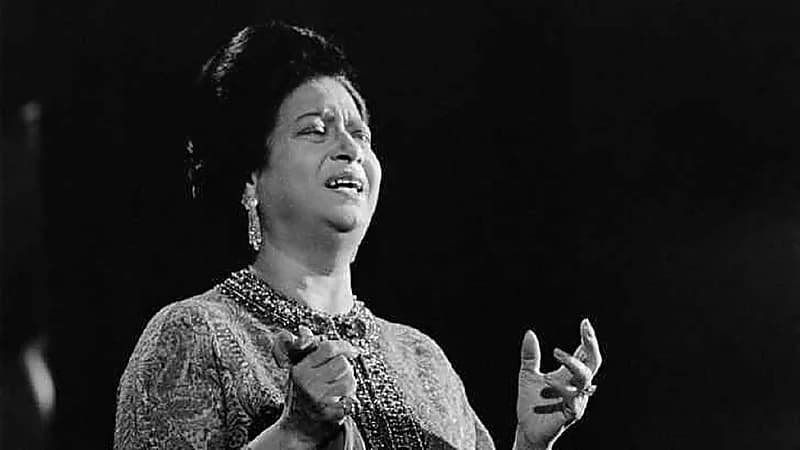 بالفيديو..حفيدة أم كلثوم تحضر مسرحية كوكب الشرق في موسم الرياض