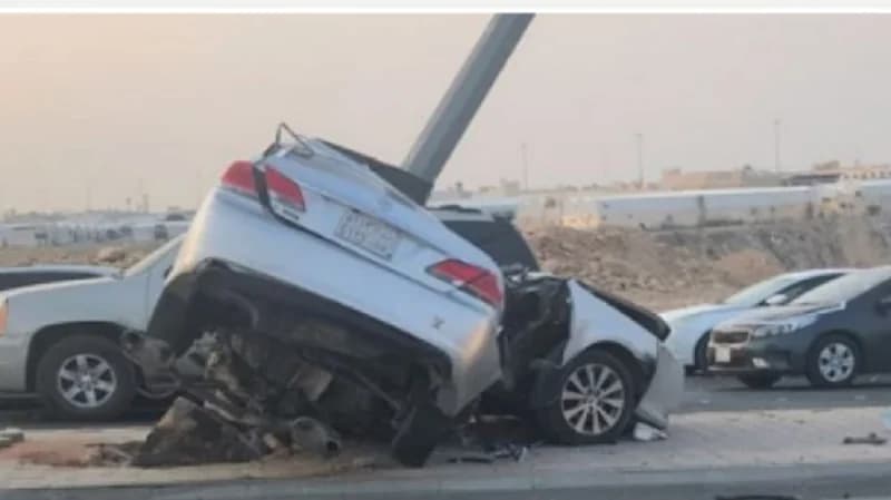 بالفيديو.. انقلاب سيارة مواطنة إثر اصطدام سائق متهور بها