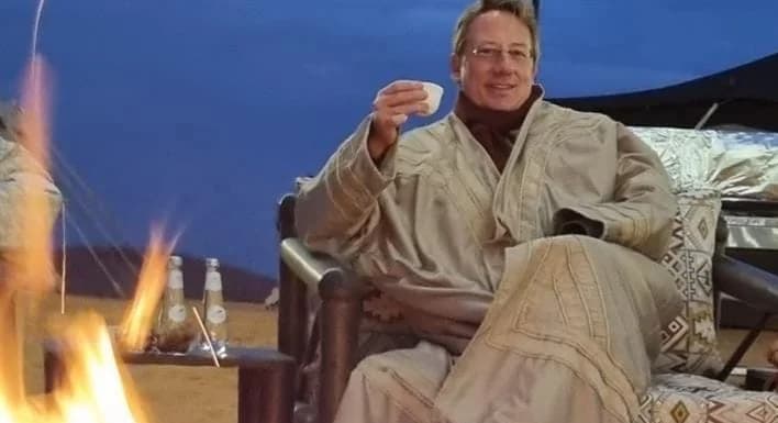 شاهد.. السفير الفرنسي يرتدي الفروة في رحلة برية مع زوجته في الرياض