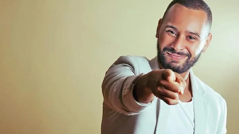 بالفيديو.. محمد الريفي يصرخ في الشارع بطريقة هستيرية