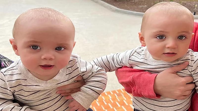 بالصور.. طفلان يصبحان شقيقان وأبناء عم وتوأم في الوقت ذاته