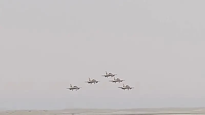 بالفيديو.. فريق الفرسان الإماراتي يقدم العروض الجوية في معرض الدفاع العالمي