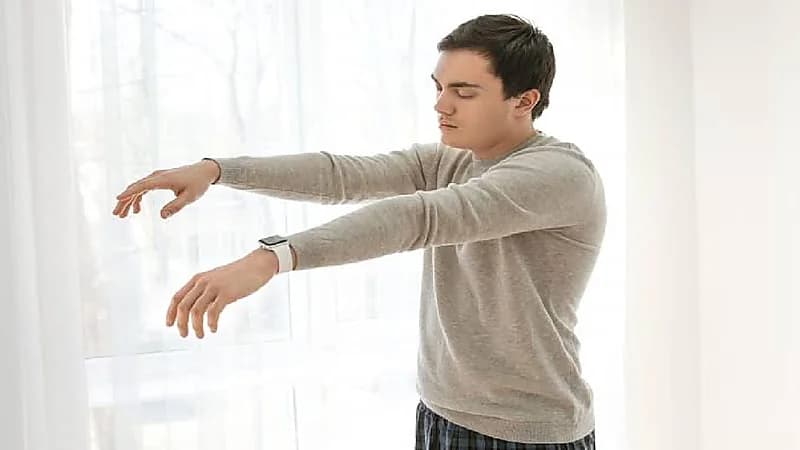 بالفيديو.. استشاري: الذكور الأكثر من يمشي على أقدامه وهو نائم