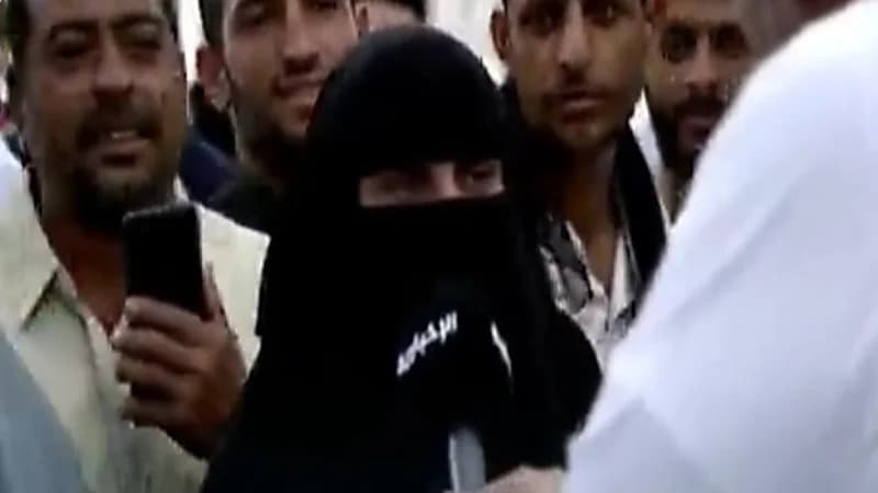 شاهد.. معتمرة تذرف الدموع وتدعي بإصلاح الحال في اليمن