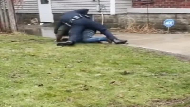 شاهد.. مقتل شاب على يد شرطي وسط أحد الشوارع