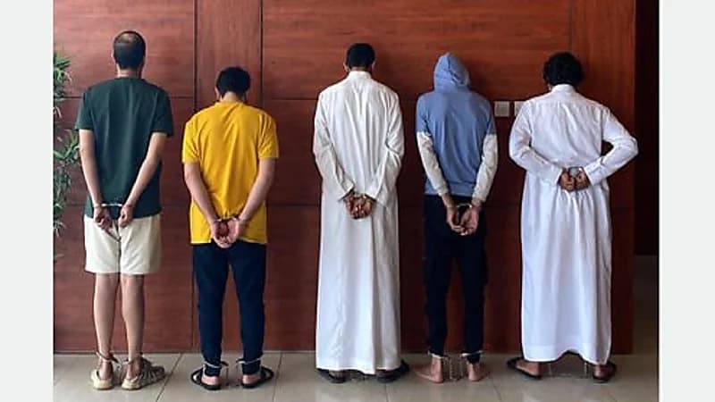 القبضُ على 3 أشخاص سرقوا مركبتين وحرقوا إحداهما لبيع أجزائها في الرياض