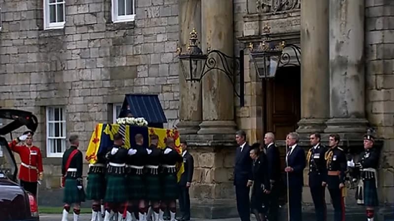 بالفيديو.. لحظة وصول جثمان الملكة إليزابيث إلى قصر هوليرود في إدنبرة