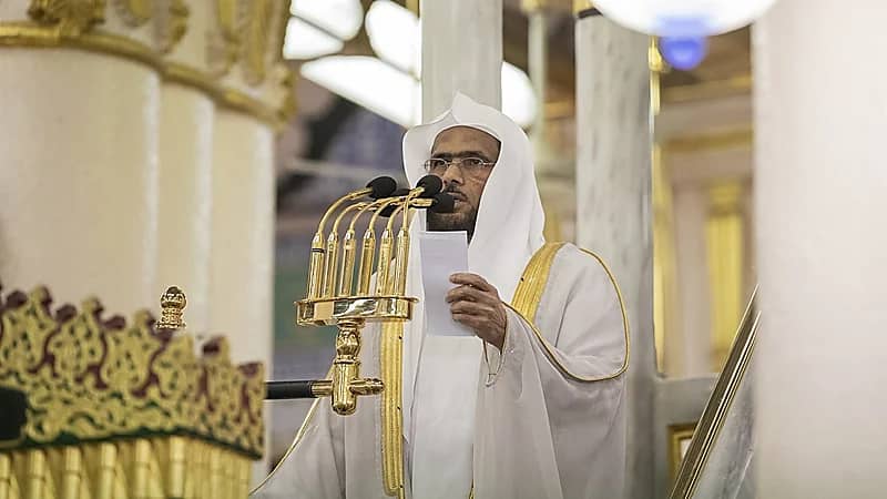 خطيب المسجد النبوي: لا تصدقوا من يقول أن كشف عورات النساء تحضر
