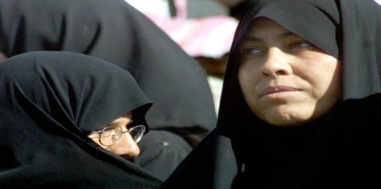 سيدة إيرانية تشوه وجه أخرى بماء النار