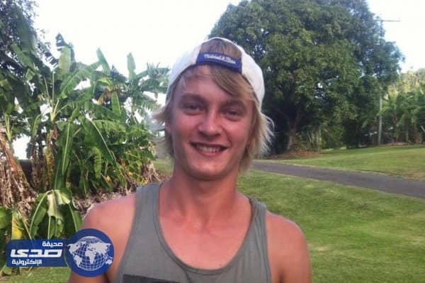 بالصور.. أسترالي يتفاخر بالسباحة مع التماسيح.. وهذا ما حدث له!