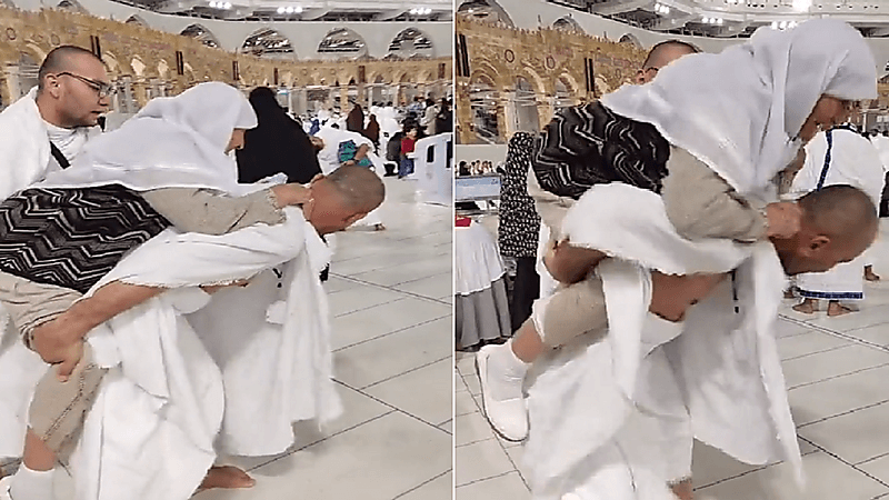 شاهد.. مُعتمر يحمل والدته على ظهره ويكمل العُمرة