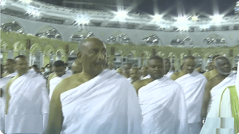 شاهد.. رئيس مجلس السيادة السوداني يؤدي مناسك العمرة
