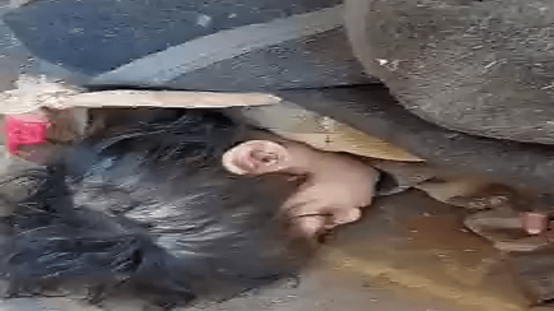 أسرة تكبل طفلتها بحبال في أحد أعمدة المنزل وتعتدي عليها