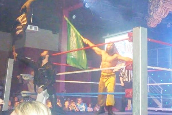 شركة بريطانية تلغي أشتراك مصارع عربي بعروضه الصيفية لرفعه علم " المملكة"